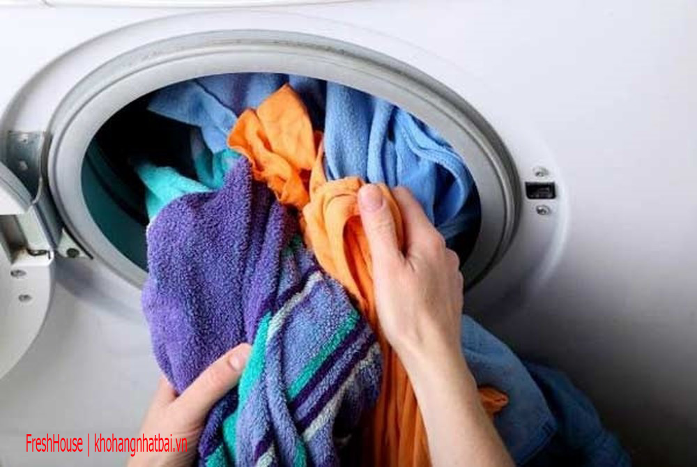 Không nên để quần áo ướt quả lâu trong máy giặt