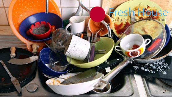 Trước khi cho vào máy các bạn nên gạt bỏ thức ăn thừa đi để giúp máy rửa sạch hơn