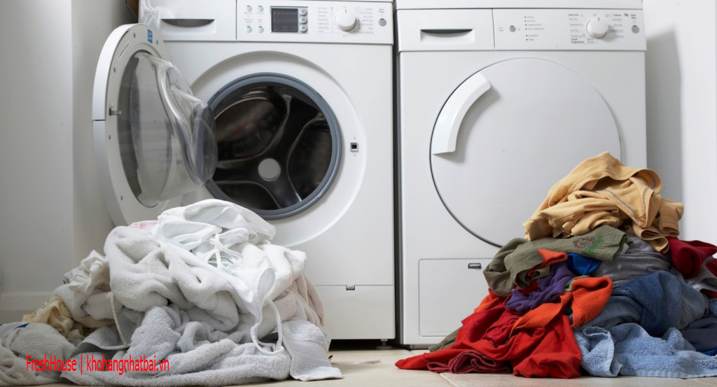 Kiểm tra và phân loại quần áo trước khi giặt
