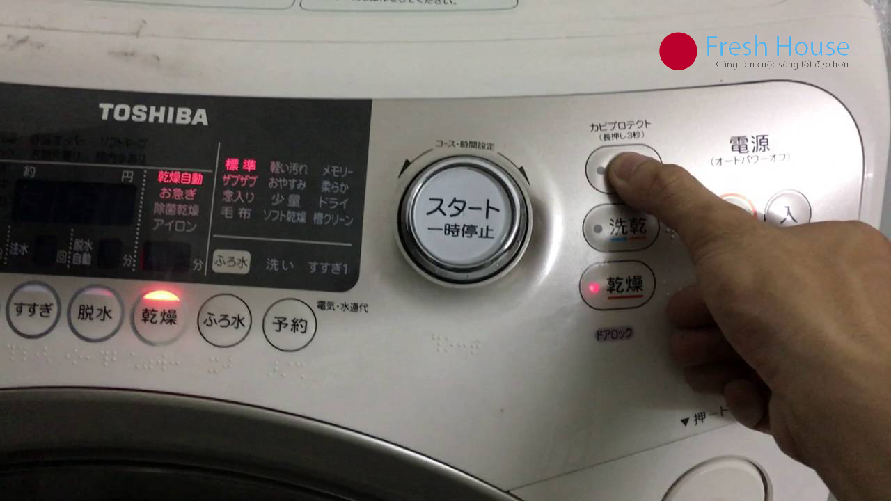 Màn hình điều khiển của một chiếc máy giặt sấy nội địa Nhật