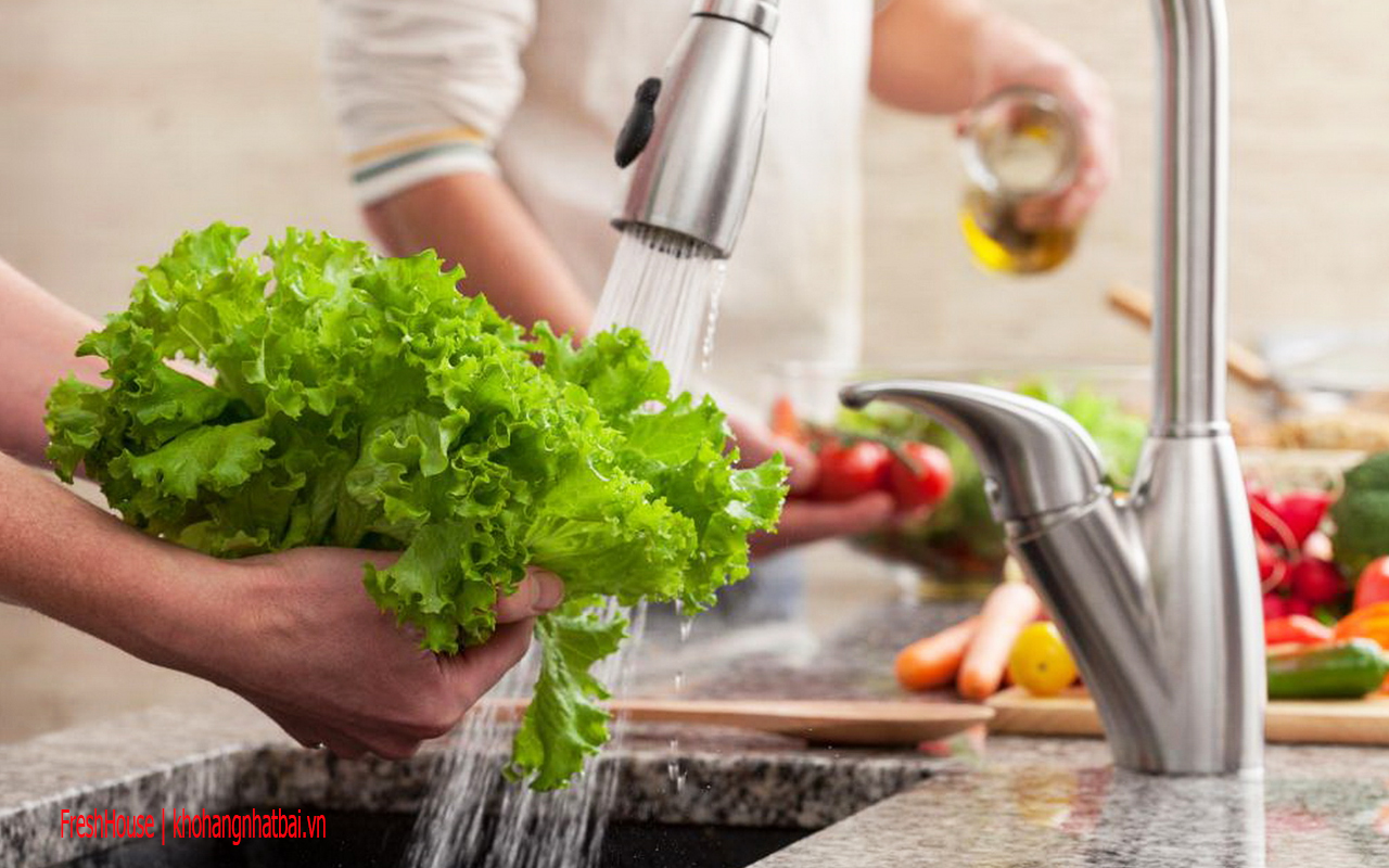 Nếu bạn muốn rửa rau, hãy làm cho rau thật khô và ráo nước trước khi cho vào tủ lạnh (tránh bị úng)